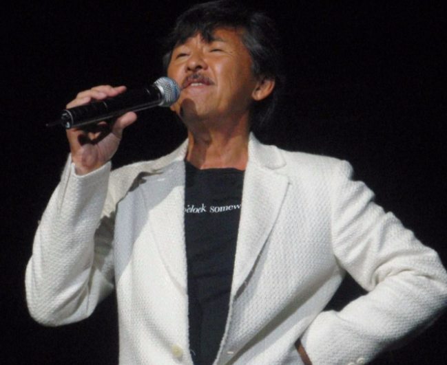73岁林子祥现身婚礼商演,曾被称殿堂级歌手,卖力演唱令人心酸