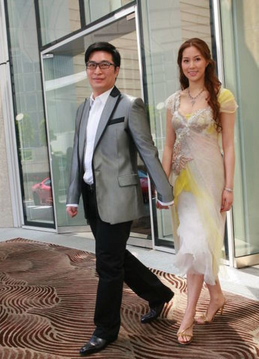 徐子淇晒合影快50岁黎姿难掩老态但各有千秋美的不一样