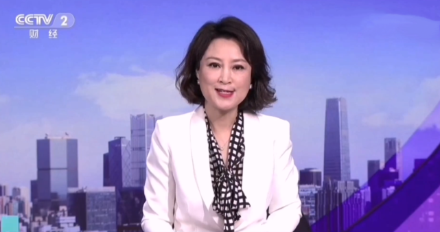 央视主持人颜芳是财经频道的一位主持人,在主持《正点财经》的过程中