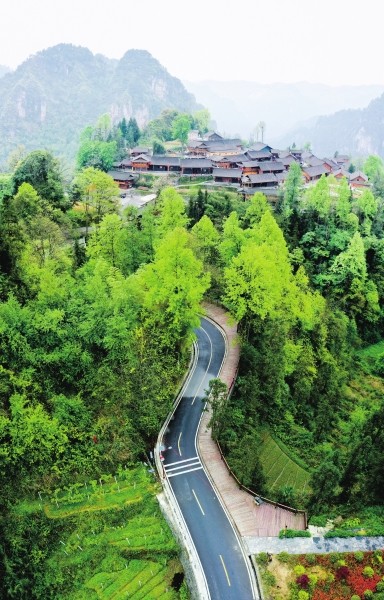 湘西花垣县双龙镇十八洞村的梨子寨被群山包围,风景如画.图/卢七星