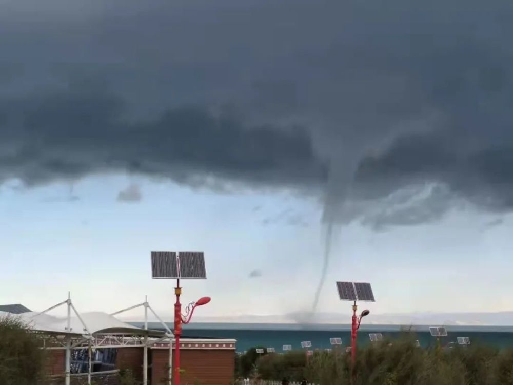 超震撼青海湖景区惊现龙吸水景观水柱直通云端