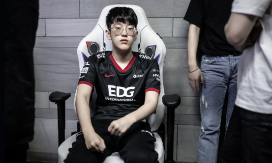韩媒采访scout:因为从未赢过faker,所以碰上他希望赢