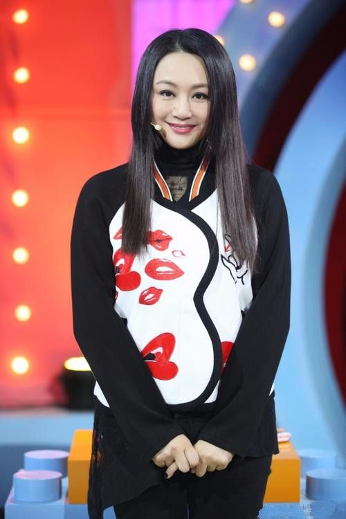 曹颖的学历在主持人里并不算高,她毕业于北京黄庄职业高中美容美发