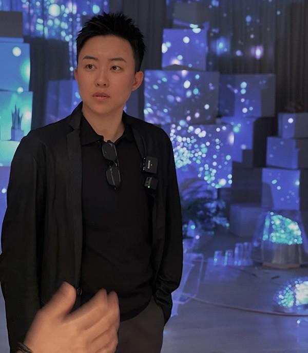 他们都是高学历,高颜值,高个子的年轻男性,叶海洋开玩笑地说他们是"