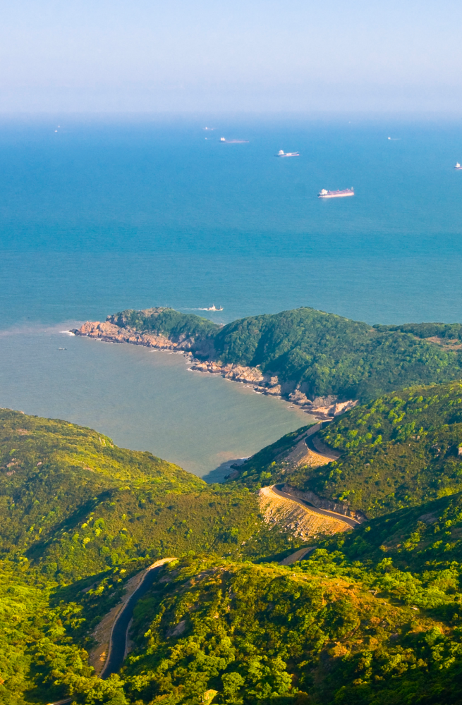 揽海岛峭壁",朱家尖大青山国家公园位于普陀山国家重点风景名胜区