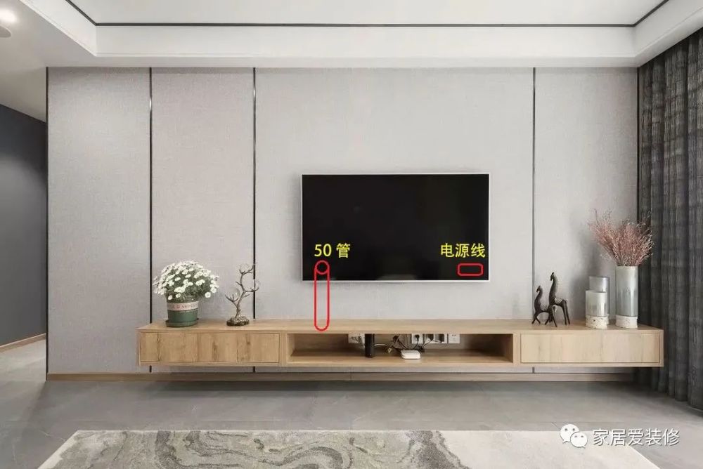 电源线一般在电视的右侧,因此电源线要留在电视墙的 右侧.