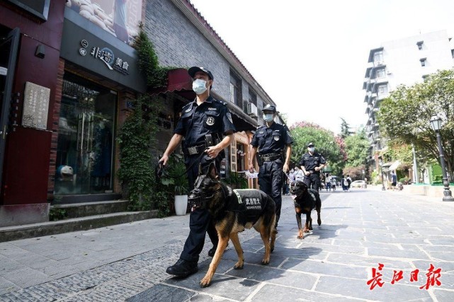 辅警带着警犬在昙华林巡逻. 【编辑:邓腊秀】