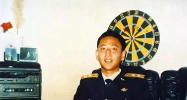 2001年,飞行员王伟被美军撞落,与他同行的赵宇,为何不反击?