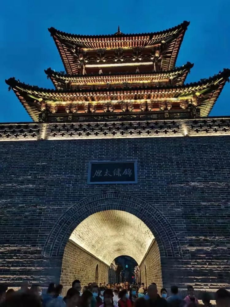 文博山西相关文章 ▲开街现场 图源:朋友圈@波波 ▲钟楼街夜景 图源