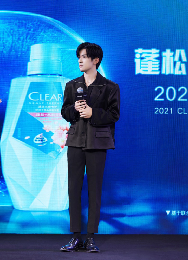 易烊千玺穿西装参加清扬品牌现场,随拍的照片暂时真的