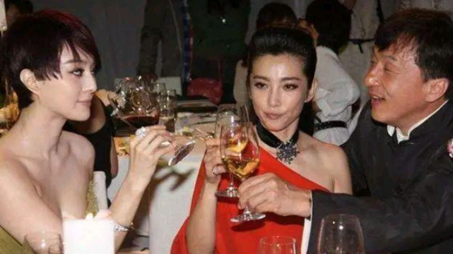 娱乐圈最尴尬的合影,网友:最后一张很经典,求谢霆锋