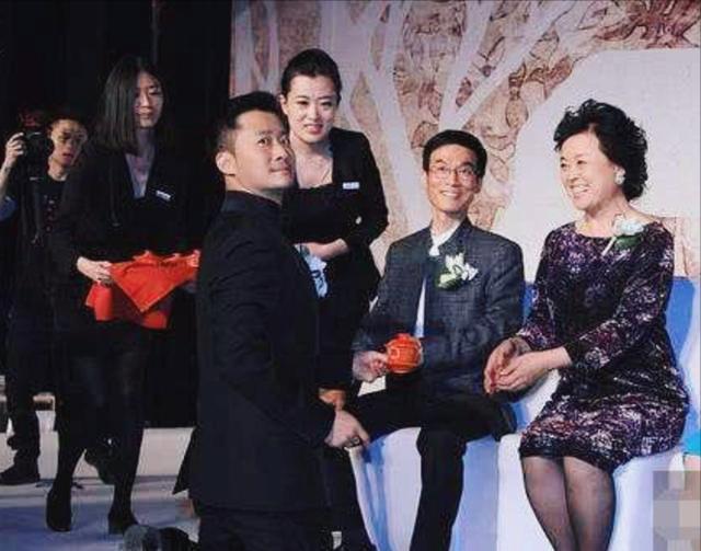 吴京一家全员喜剧人:父亲一脚踢飞他7米远,岳父酒后与