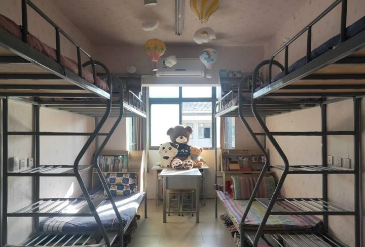 黄河交通学院新校区六人间都是上床下桌,老校区四个上铺两个下铺.