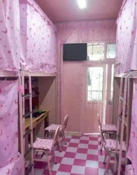 黄河交通学院新校区六人间都是上床下桌,老校区四个上铺两个下铺.