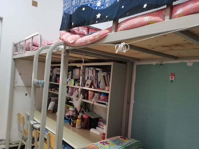 郑州工商学院学生公寓为六人间,八人间,设独立卫生间,配备空调网络等