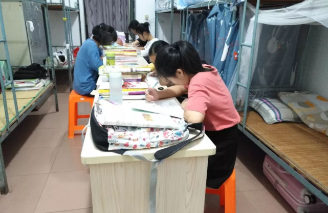 高考过后会发现走读生和住校生的差距太明显别选错了