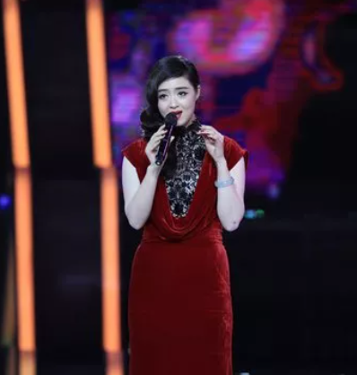 蒋欣春晚彩排风采，新中式羽绒服引领时尚潮流