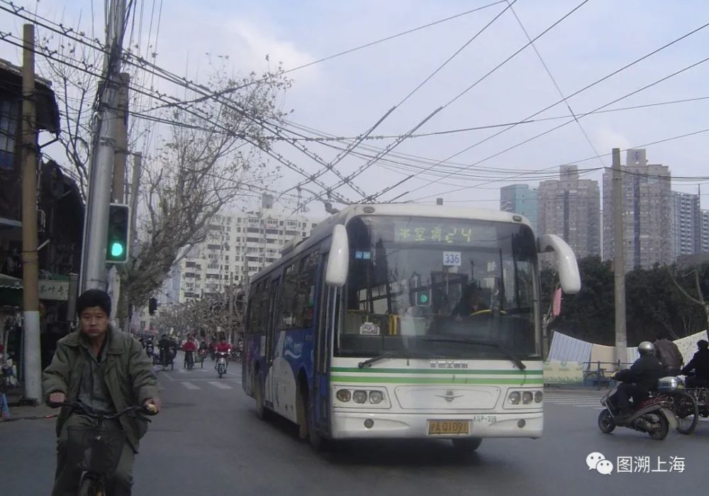 24路电车往复兴东路外滩方向改道行驶,自建国西路起,经建国中路,建国