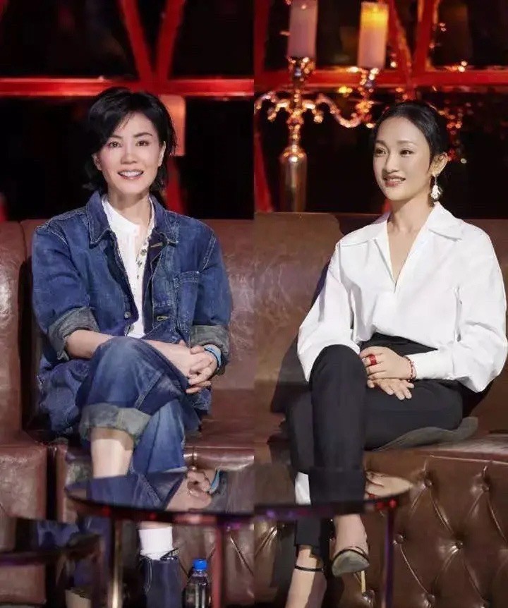王菲谢霆锋重磅官宣大同台!王菲穿白衬衣拍海报,和谢霆锋配一脸
