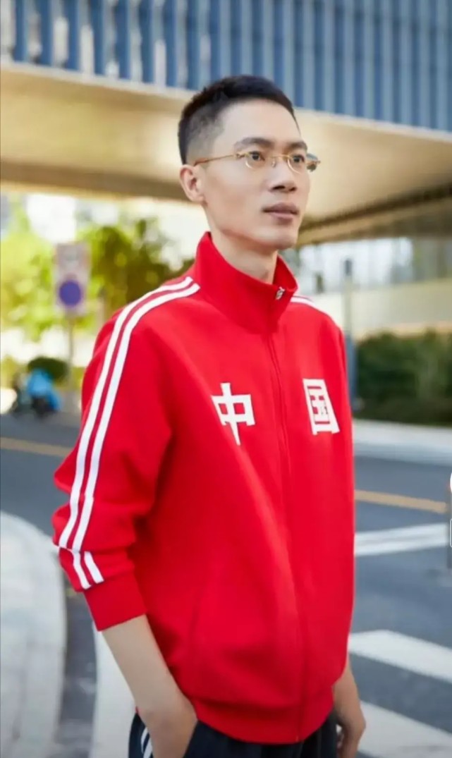 广大网友把老吴从企业家逼成主播网红客服,又活生生的
