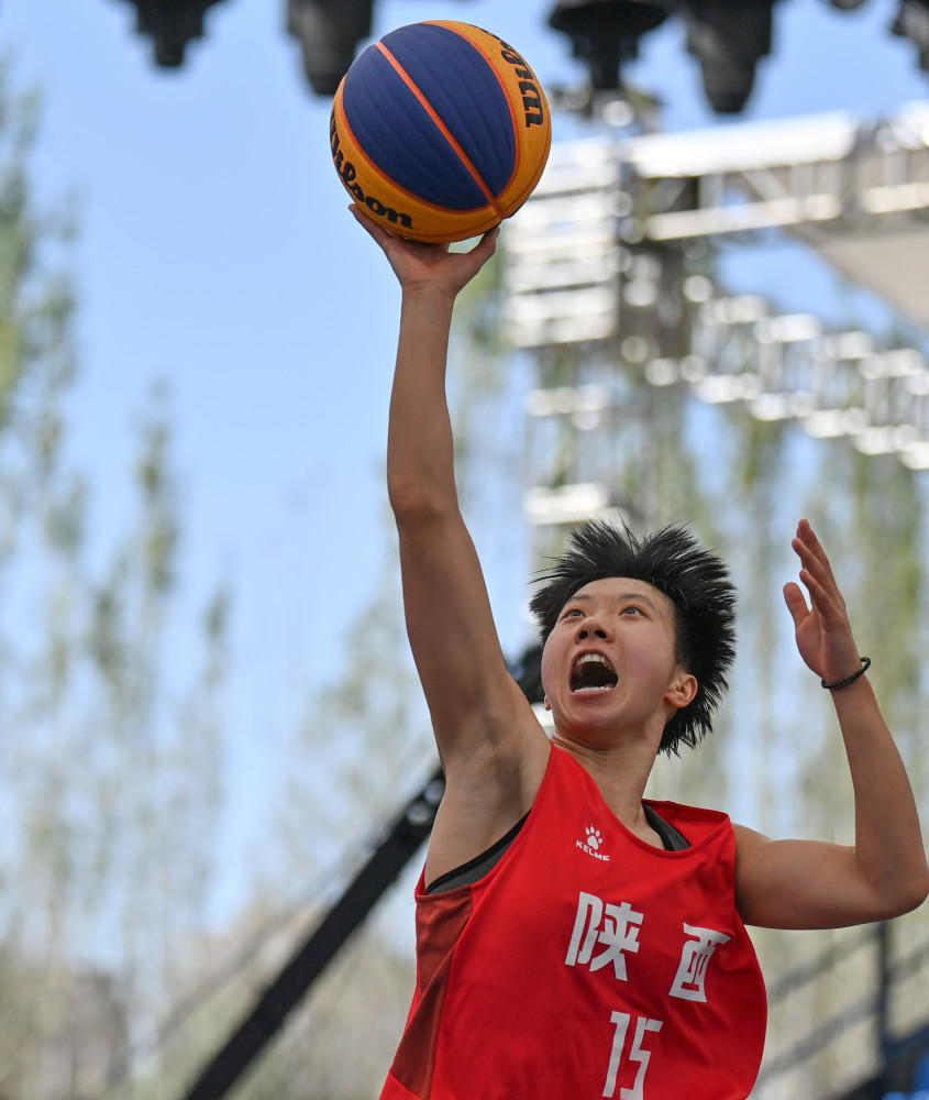 9月20日,陕西队球员郭晓妮在比赛中上篮.新华社记者 孙凡越 摄