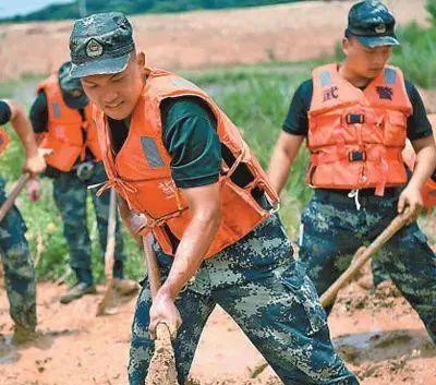 在双臂被晒伤 皮肤大面积溃烂的情况下 成功处置38处险情 保住了堤内