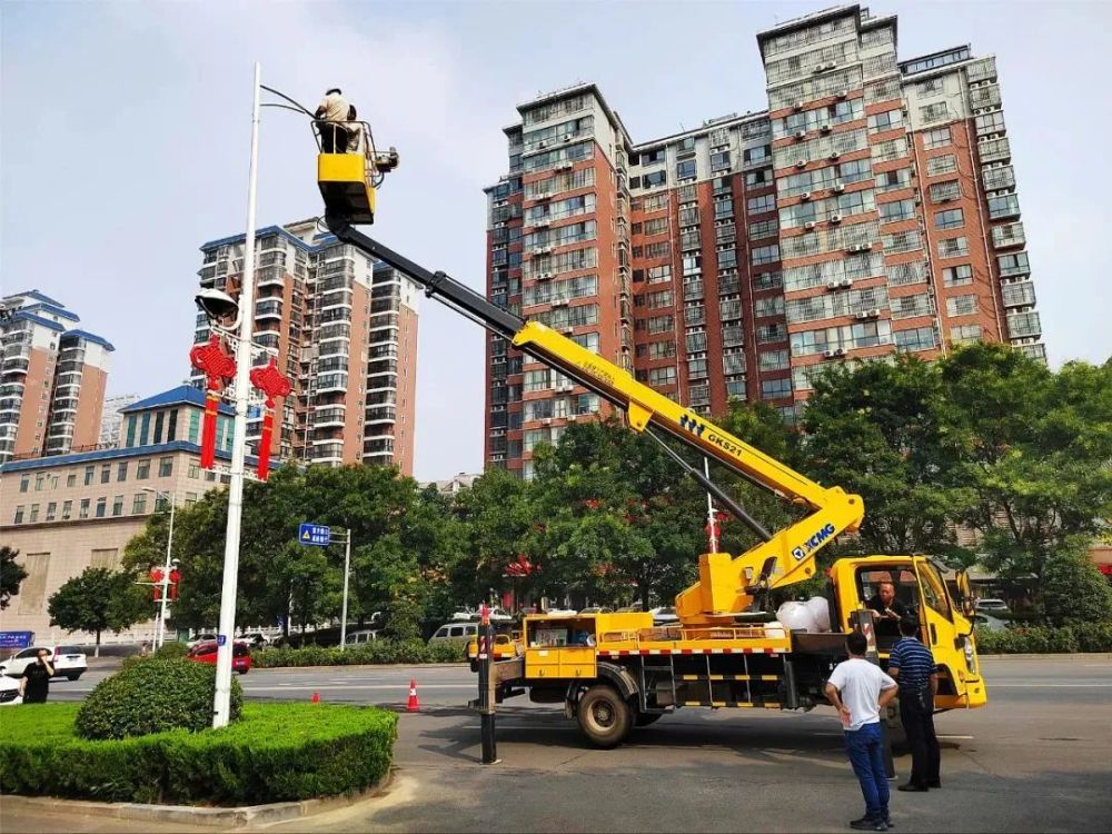 近段时间,细心的市民在市区不少路段会发现,多台路灯维修车辆和施工