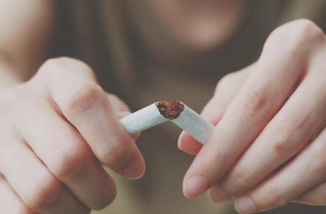 52岁男子戒烟,却戒出一身毛病,到底该不该戒烟?