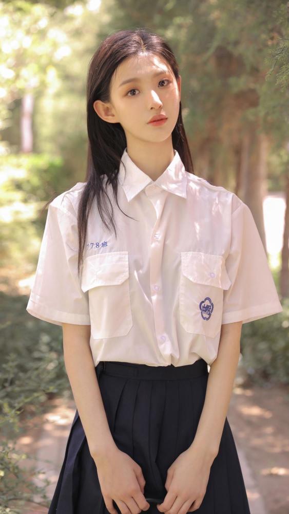 元气单纯萌妹子校服户外迷人写真