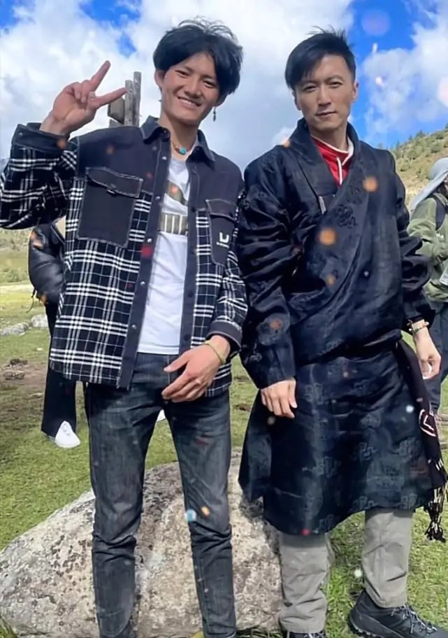 谢霆锋理塘拍摄杀青,丁真邀请其品尝当地茶饮,谢霆锋暖心感谢