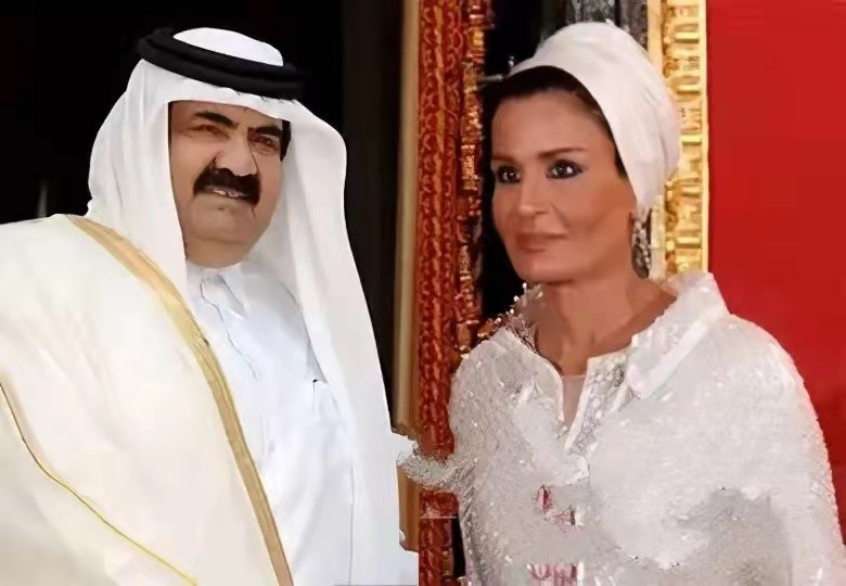 这个婚礼的新郎新娘分别是哈马德王储和卡塔尔女大学生谢赫·莫扎
