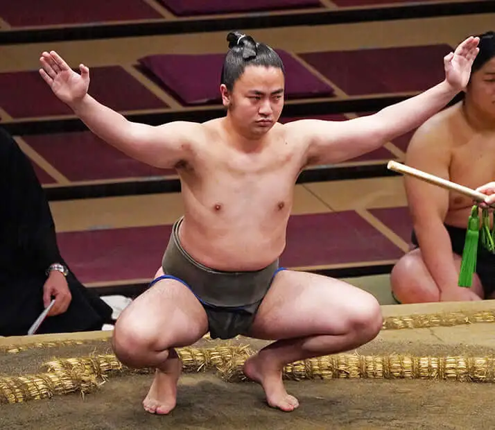日本最能输的23岁相扑力士,拥有3胜238败的战绩,实现另类传奇