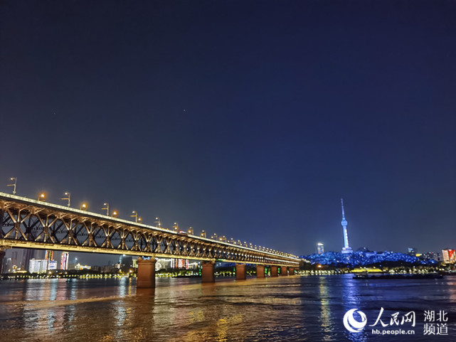 武汉长江两岸夜景.周雯摄