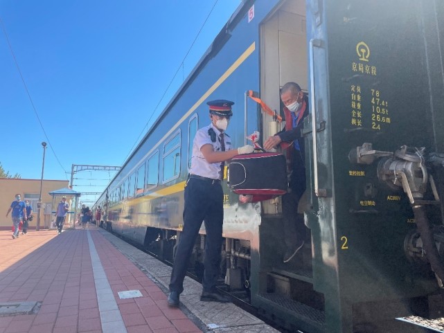 有限公司公司北京客运段列车长冯华在y509次列车上和旅客开展节日互动