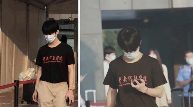 张真源首晒大学宿舍自拍,穿中戏校服很帅,背后洗漱用品摆放整齐