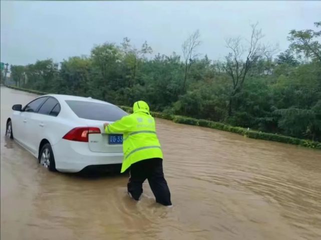 葫芦岛交警大雨中乘风破浪,温暖一座城