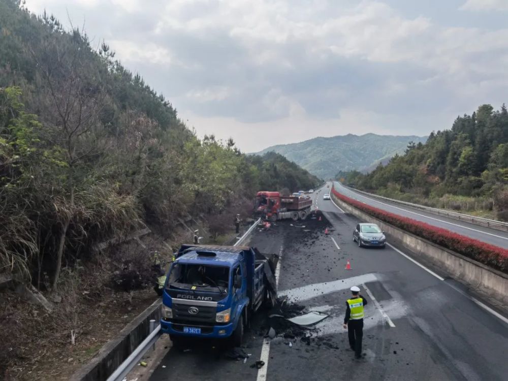 在龙岩高速上这些事故均因疲劳驾驶