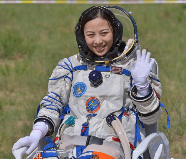 美女航天员王亚平火了与神舟12号失之交臂是学生该追的星