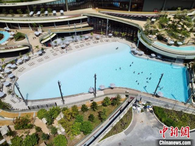 香港海洋公园水上乐园正式开放 游客享受嬉水乐趣