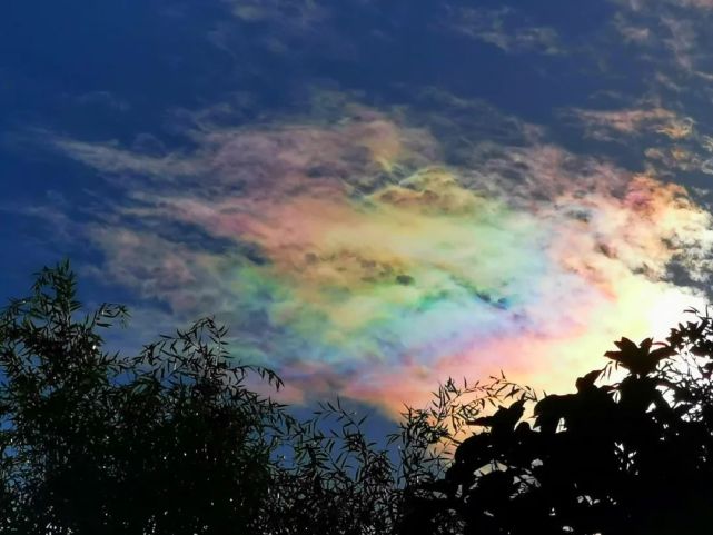 据了解,虹彩云,日华是指太阳光线与云彩中的冰晶结构产生的自然气象