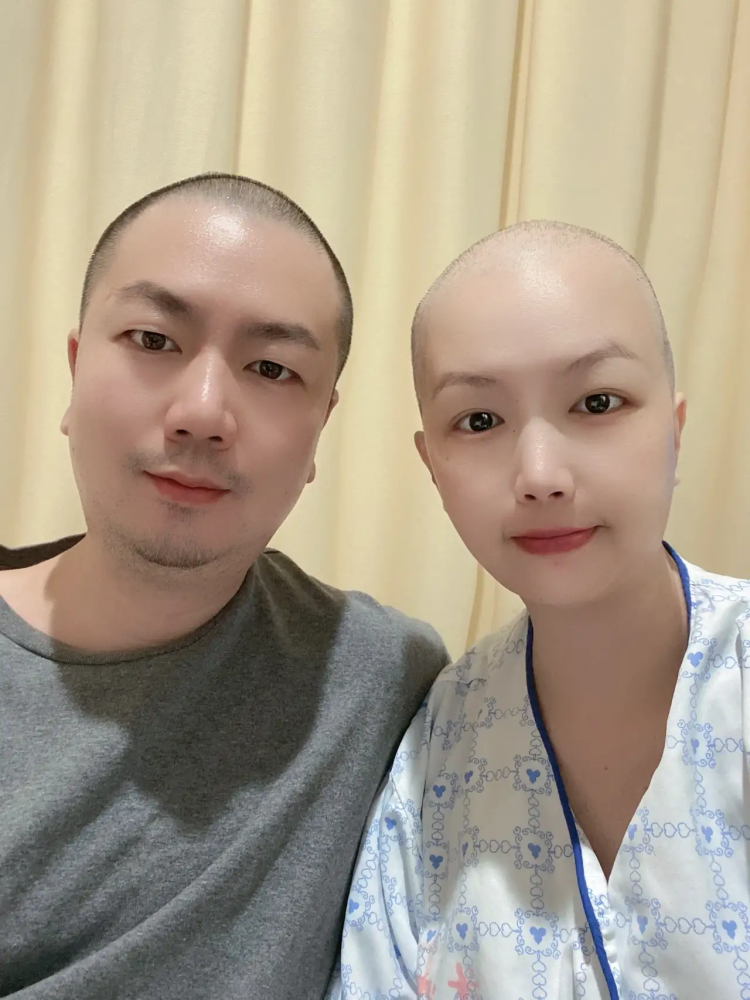 丈夫为癌症妻子剃光头后自己也剃光头:想告诉妻子她不