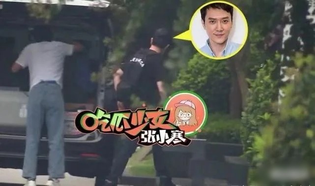 16近日就有八卦媒体拍到冯绍峰和儿子乘车外出兜风,冯绍峰坐在副