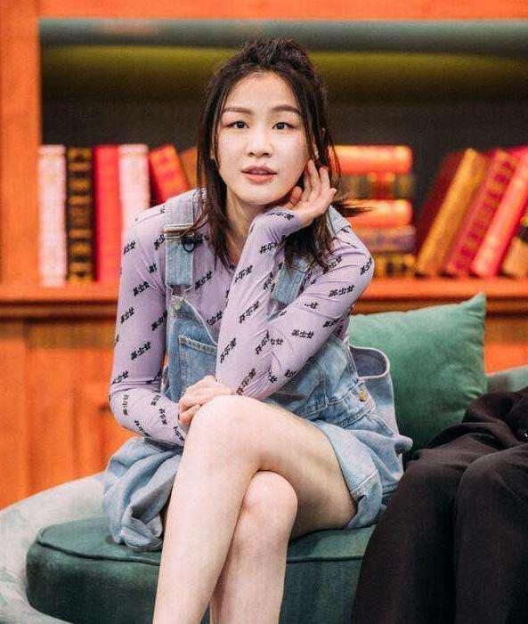 金靖的长相不算是传统美女,但"杨玉环"的身材,肉感十足