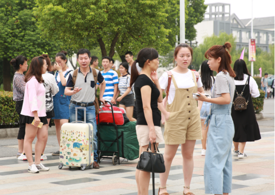湖工大一新生偷拍女生裙底被劝退,网友:学校干得好!