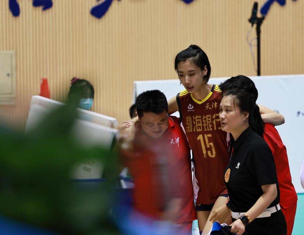 组图:天津女排喜获四连胜 王媛媛意外受伤离场留阴霾