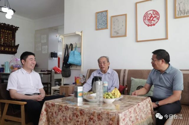 陈震,杨德昭中秋节走访慰问退休老干部