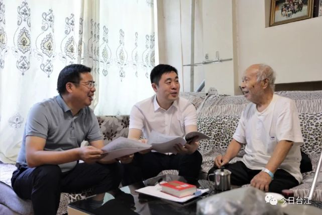 陈震,杨德昭中秋节走访慰问退休老干部