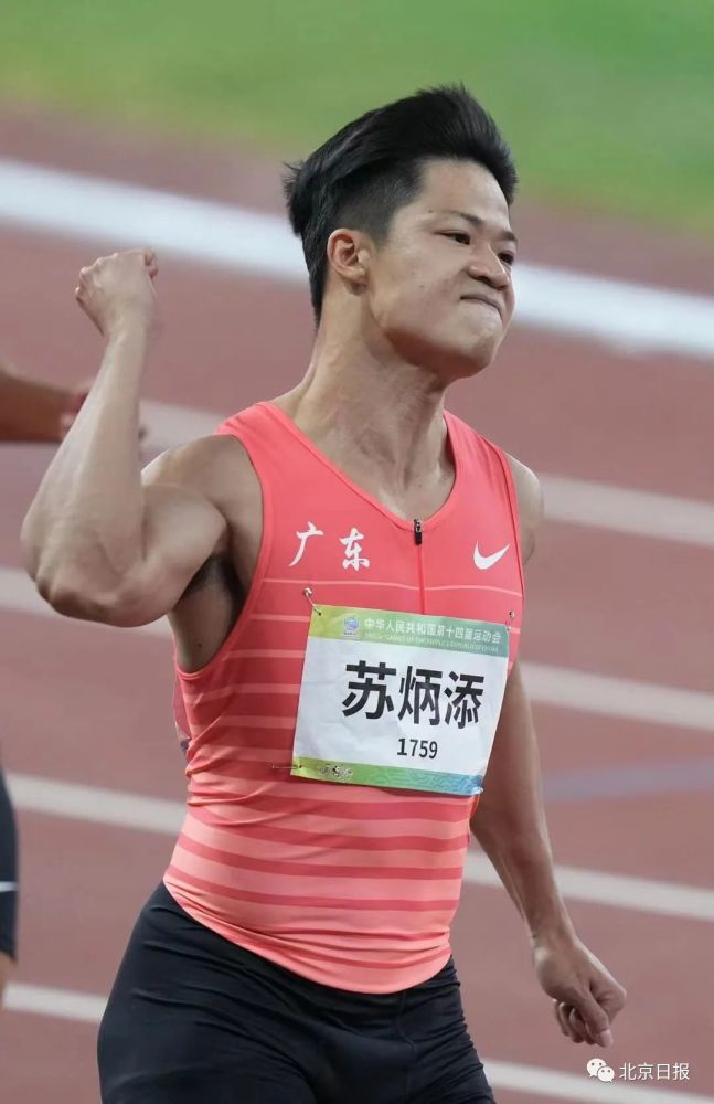 从第5道出发的亚洲纪录保持者"中国飞人"苏炳添跑出9秒95的好成绩