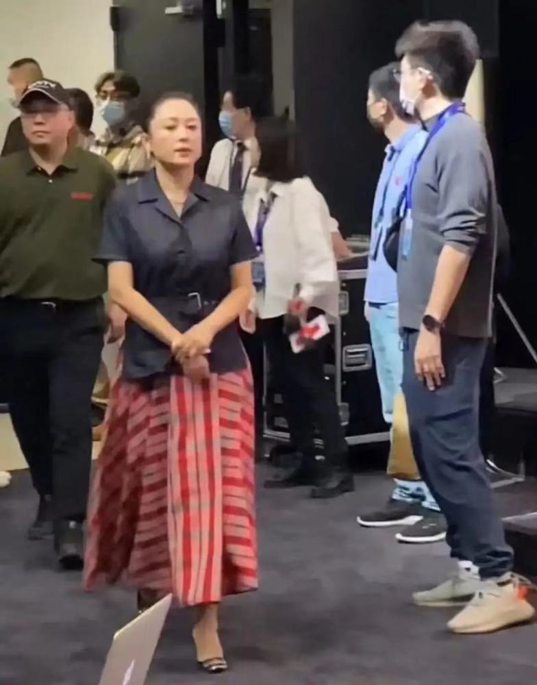 52岁陈红真老了!发福严重老得认不出,吴京推着站c位却一脸傲娇