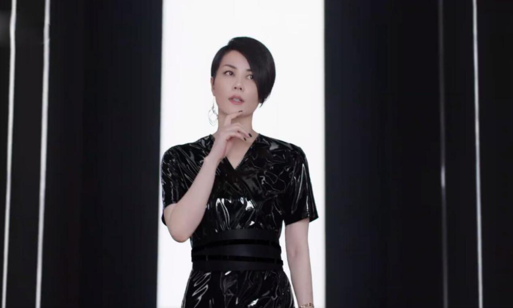 既可以甜美减龄,也能像王菲这样,呈现成熟女人味的同时,让造型更加